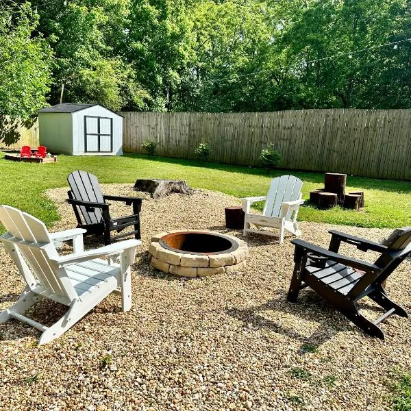Cozy Family-Friendly home w/ fenced-in backyard, hotel v destinaci Marietta