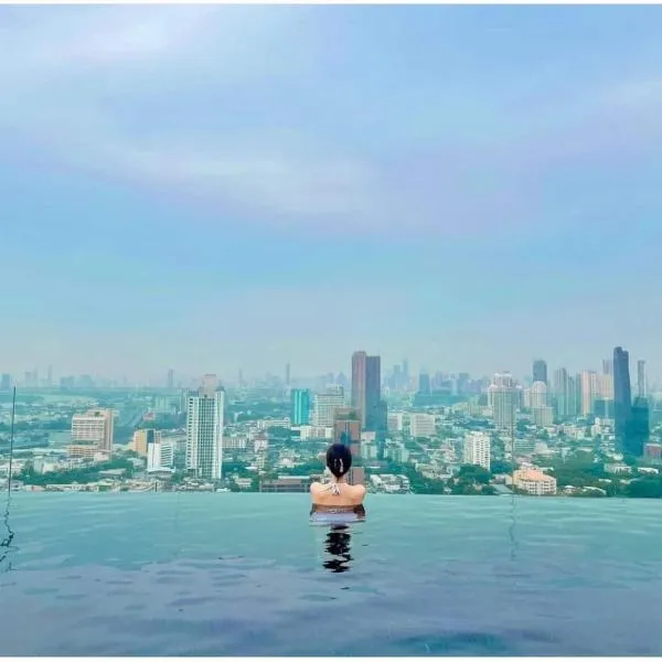 2 Bedroom Luxury Apartment 3 min walk from BTS Ekkamai, hotel v destinácii Bangkok