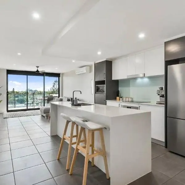 Modern Coastal Apartment - Walk to beach and shops, ξενοδοχείο σε Buddina