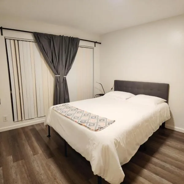Centrally Located, 4x Queen, 300 MBPS Internet with Backyard!, hotel in San Jacinto