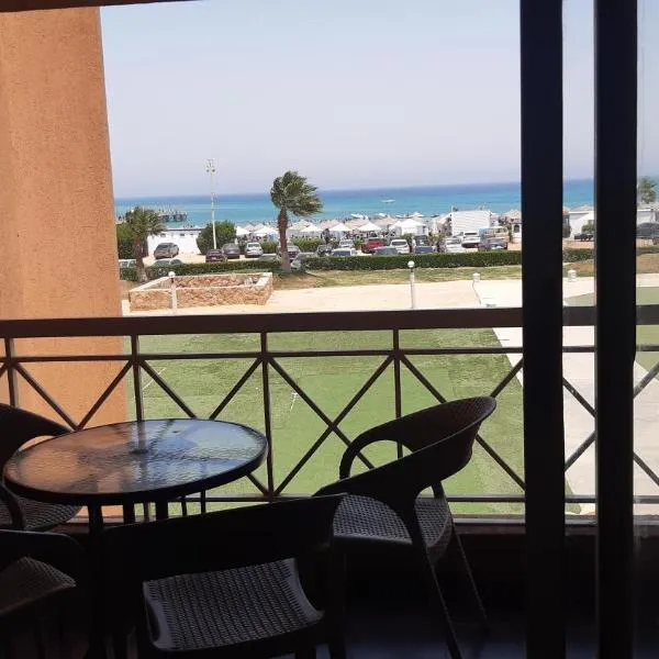 Seaview Chalets in Porto South Beach - Families Only, hotel v destinaci Ain Soukhna