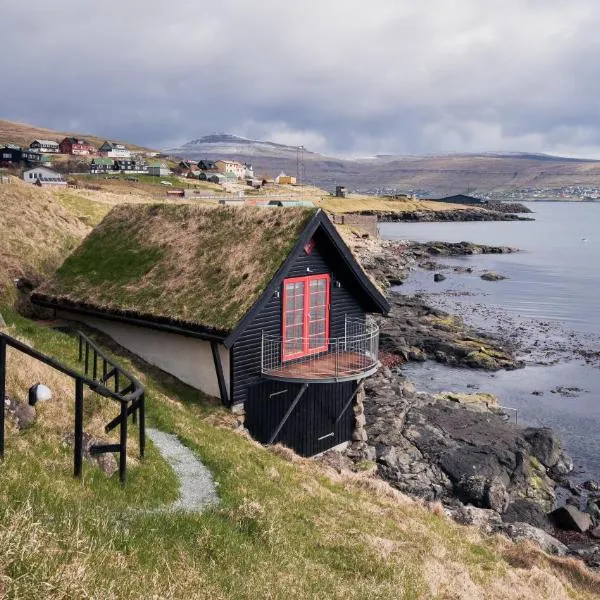 Unique boathouse by the foreshore / Sea view, hotel in Strendur