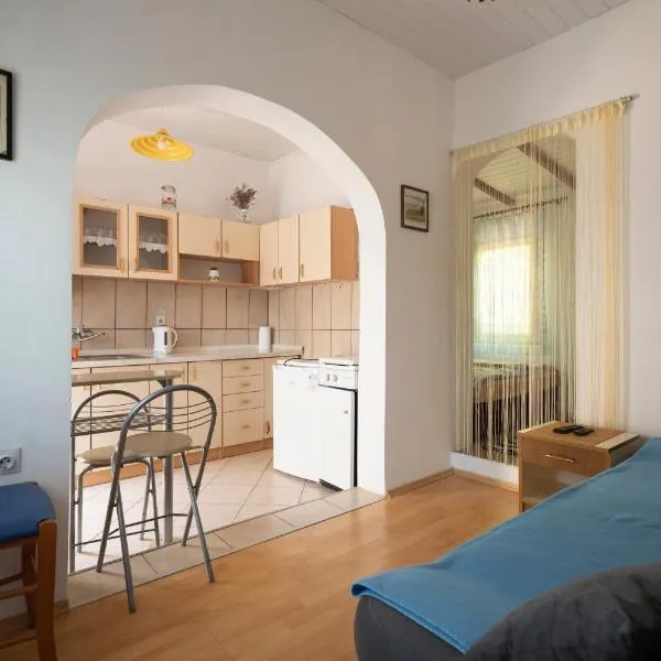 Studio Apartman Ema 2, hotel en Parčić