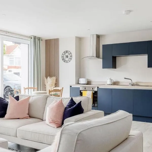 Modern 2 bed, cliff top & parking, F6, hotel in Southbourne