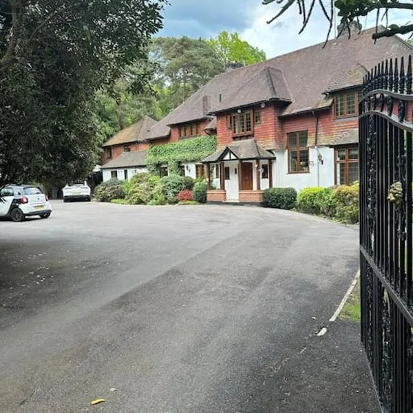 Maywoods Apartment, hotel in Virginia Water