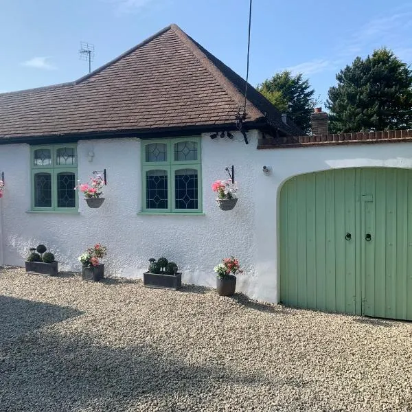 Wychwood A Beautiful Country Style Bungalow, hotel in Ash