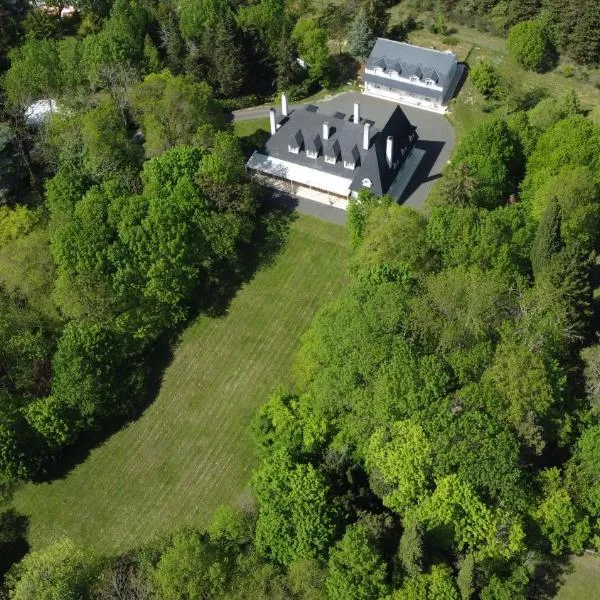 Manoir et Appartements avec piscine au Domaine de Bize Mirepoix, hotel em Mirepoix