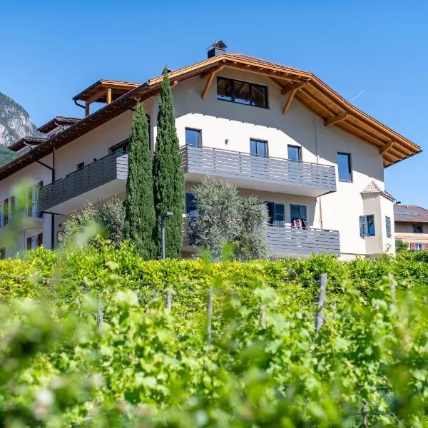 Appartments DAS Hubertus, hotel di Termeno