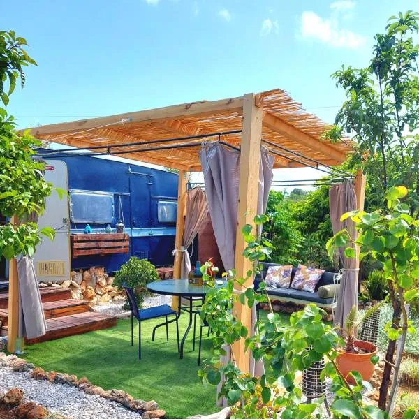 Dream Tiny House or Luxus Tent with pool, hotel ve městě Chania