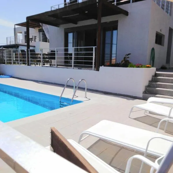 Villa George sunrise، فندق في Ratzaklíon