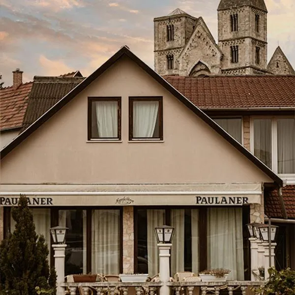 Hegyalja Étterem és Panzió, hotel v destinaci Zsámbék