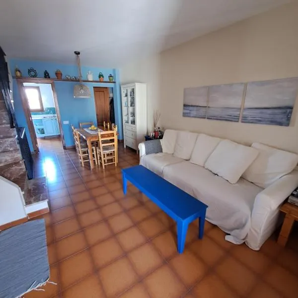 Casa apareada cerca de la playa, hotel in Torredembarra