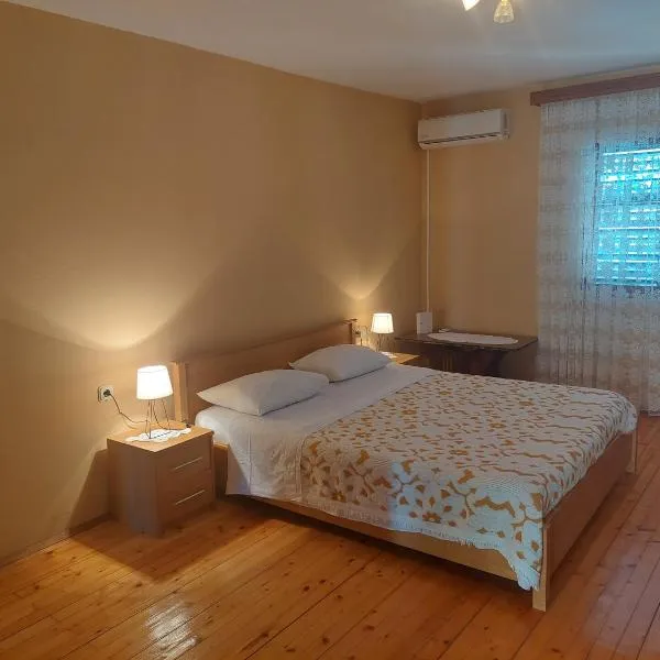 Private Beach Apartment and rooms, hotel em Brna