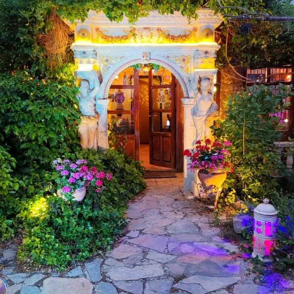 Refugio madera estilo árabe con estatuas, estanques y un pequeño zoo, hotel di Balazote