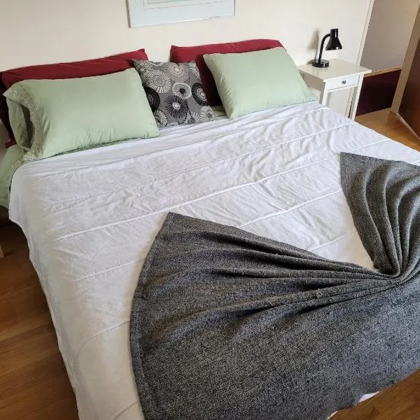 The Dewberry Homestay B&B, hotel in Edmonton