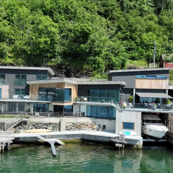 Øystese에 위치한 호텔 Panoramaresort in Hardangerfjorden With boat to rent - leilighet i sjøkanten ved Hardangerfjorden for 7 personer NEW sauna from desember 2023