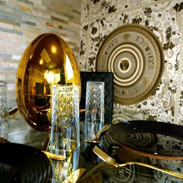 Stunningly Opulent Gold Apartment Near Sheffield FULL SKY TV, hotelli kohteessa Rotherham