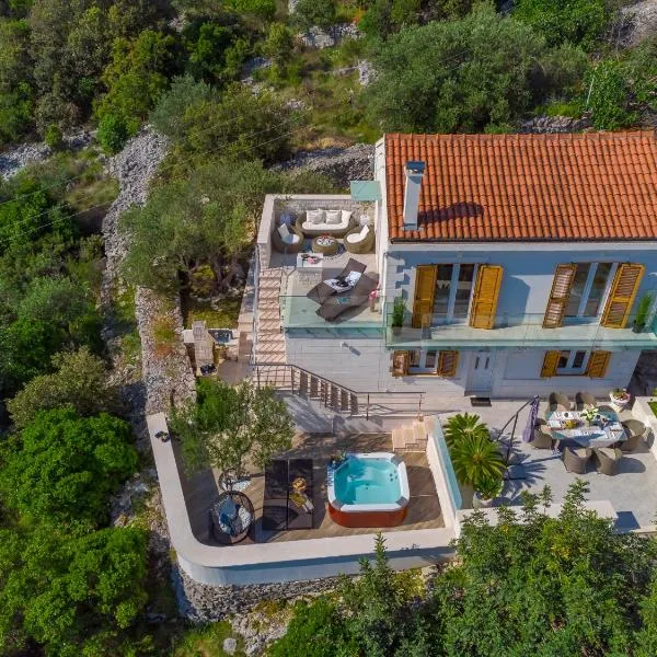 Uniquely designed Villa Ivana with outdoor Jacuzzi nearby the pebble Banje beach at the Island of Solta, hotel in Rogač