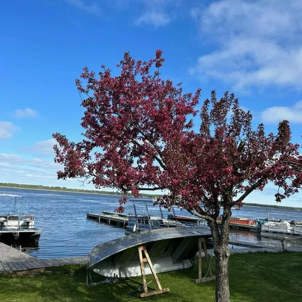 Snug Harbour Cottage and Marina, hotel in Lindsay