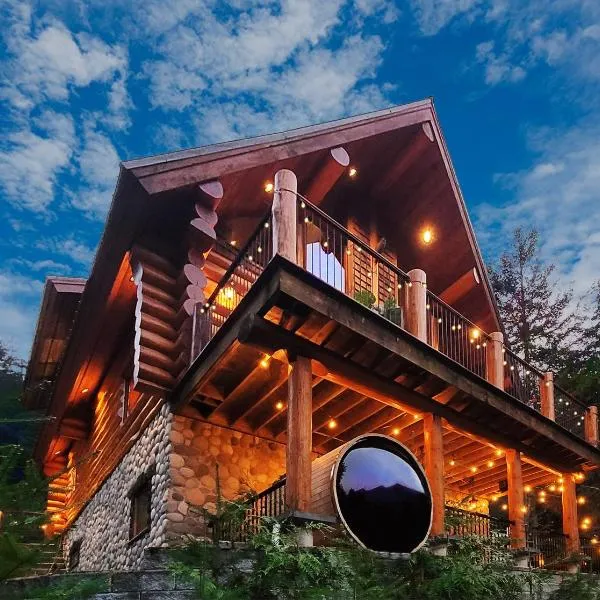 Gem by Manning Park: Luxury Loghouse “Ravenloft”, hotel v destinaci Sunshine Valley