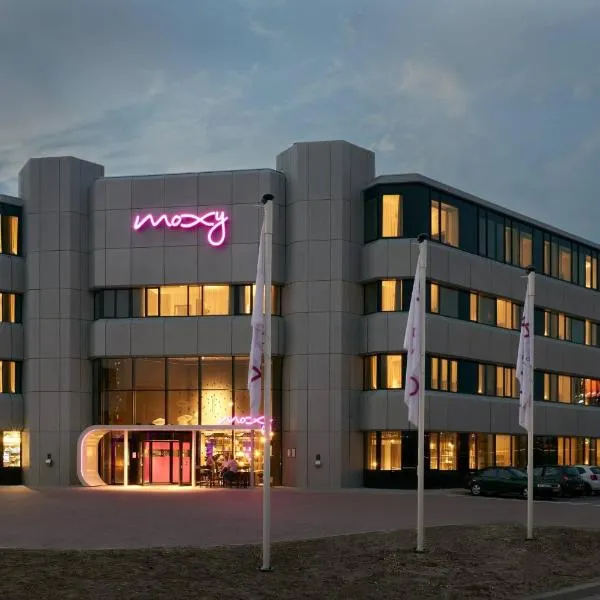 Moxy Amsterdam Schiphol Airport、ホーフトドルプのホテル