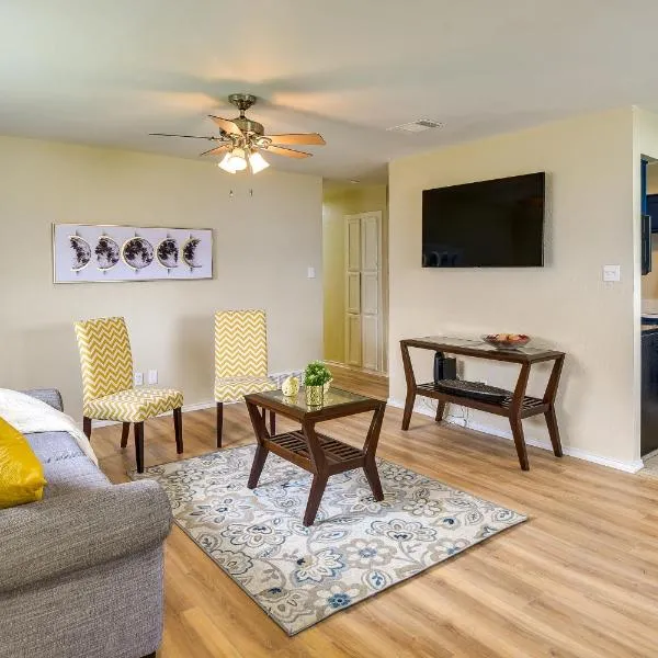 3 Mi to Dtwn Waxahachie Townhome with Fire Pit, hotel di Waxahachie