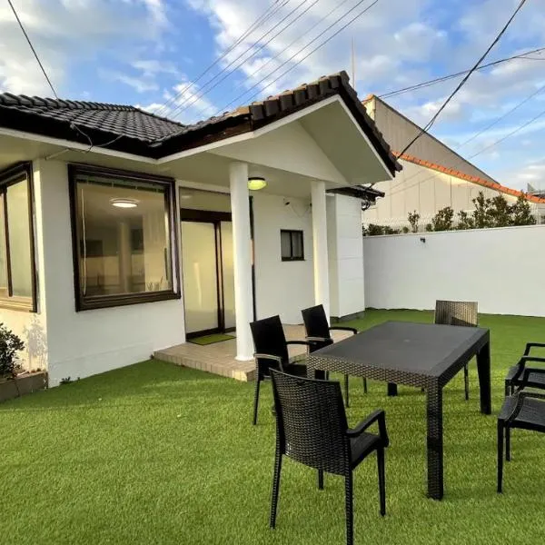 Uhome Kamogawa 本館-【ペット可/広い2LDK】, hotel v destinaci Kamogawa