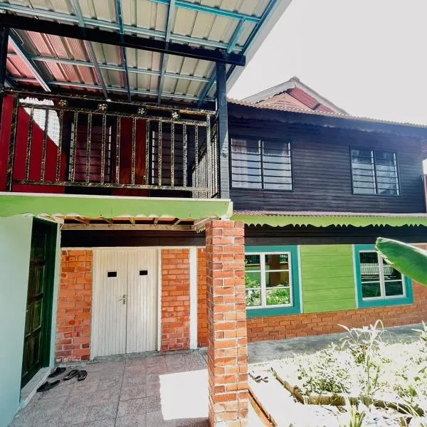Halim's Rumah Singgah Mxslim only, hotel v destinaci Jelutong
