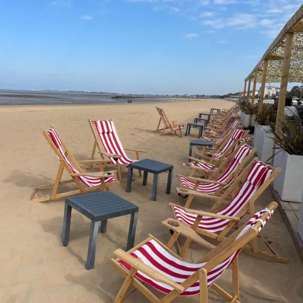 Acadie Saint Victor - Hôtel restaurant - Face mer - Chatelaillon plage, hotel in Châtelaillon-Plage