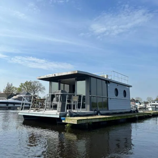 Stoere HOUSEBOAT op toplocatie!, hotel in Belt-Schutsloot