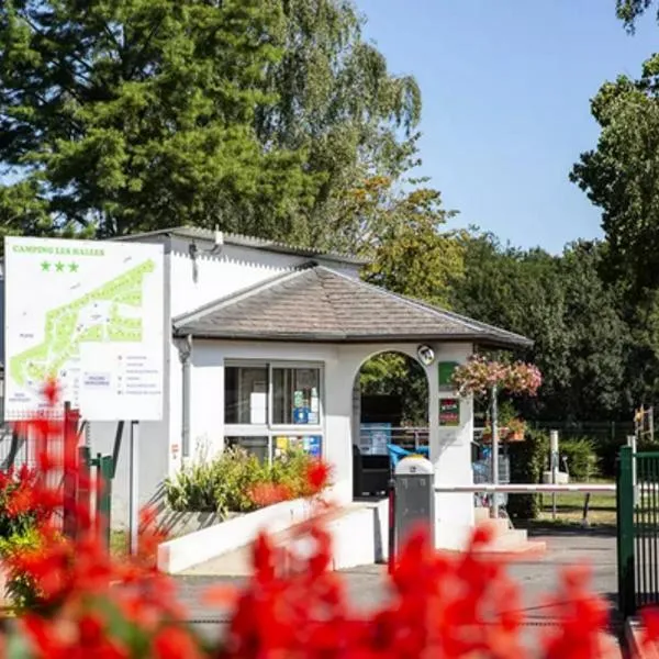 CAMPING ONLYCAMP DES HALLES, hotell i Sougy-sur-Loire