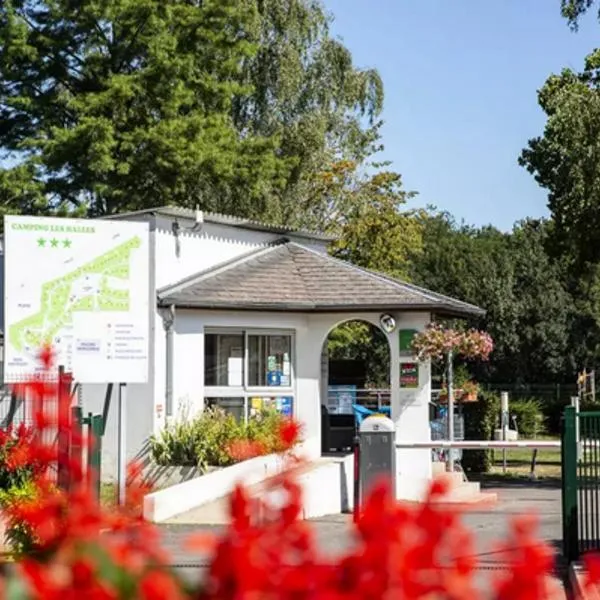 CAMPING ONLYCAMP DES HALLES, מלון בSougy-sur-Loire