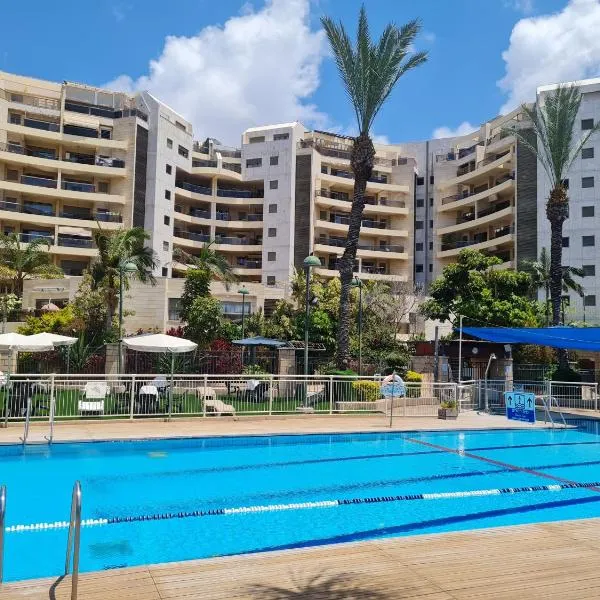 A Dream Place in Raanana, up to 5 guests - Swimming Pool - Jacuzzi & Gym, hotel in Ra‘ananna