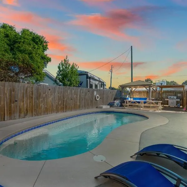 Anchors Away - Private Pool, Seasonal Hot Tub, Game Room, Walk to Beach, Pets OK, hotel in Panama City Beach