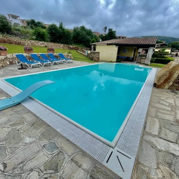 Bellissima villa Alessandra grande piscina privata giardino BQ posto auto, ξενοδοχείο σε Tanaunella