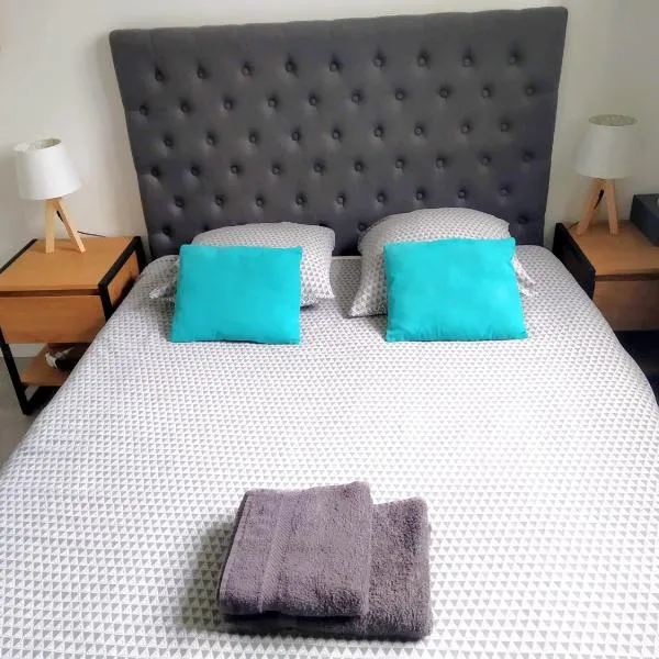 Chambre et salle de bain de privée proche de Pau, hotel v destinaci Bizanos