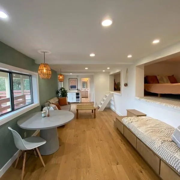 Modern Apartment w/ Private Deck & BEAUTIFUL VIEWS, hotel in Topanga