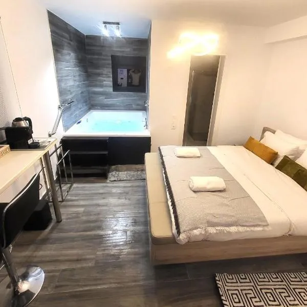 Romantic Suite&GRANT Jacuzzi, hotel u Atini