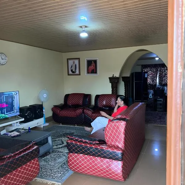 Yogi Home Stay Near Freetown Airport, hotel in Tintafor