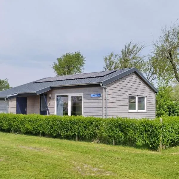 Het Dobbertje, charmant houten huisje, hotel i Sint Maartensvlotbrug