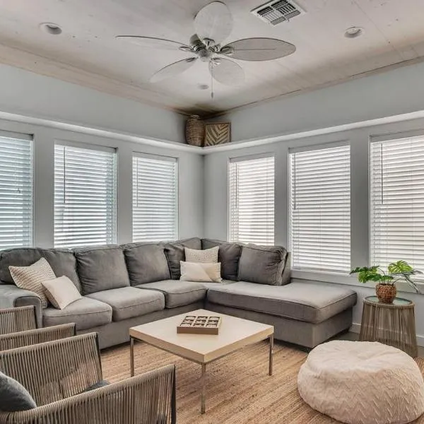 Classy 4BDRM Home W/Pool Mins To Beach and Shops!, hotel v destinaci Port Aransas