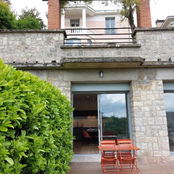 La Villa Bompard*** 50m² Cœur de ville avec terrasse, hotel v destinácii Rodez