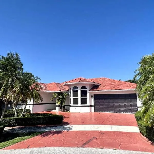 Sunny Getaway: Relaxing Miami Home, hotel in Tamiami