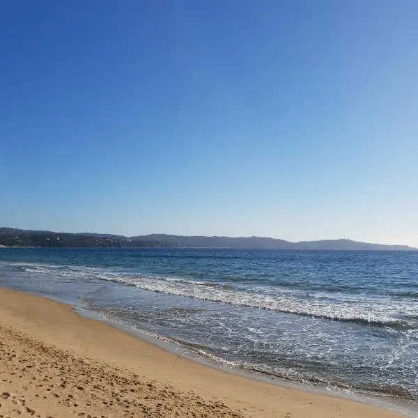 Superbe appartement cosy vue mer pieds dans l’eau, hotel v destinácii Cavalaire-sur-Mer