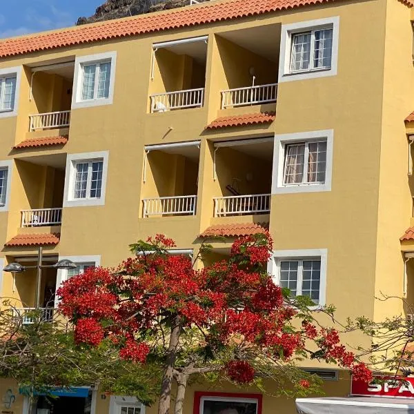 Tazacorte Beach and also Luz y Mar apartments: Puerto'da bir otel