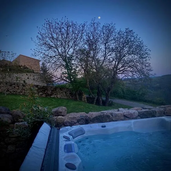 Maisonnette jardin jacuzzi au cœur de Chambles, hotel v destinaci Chambles
