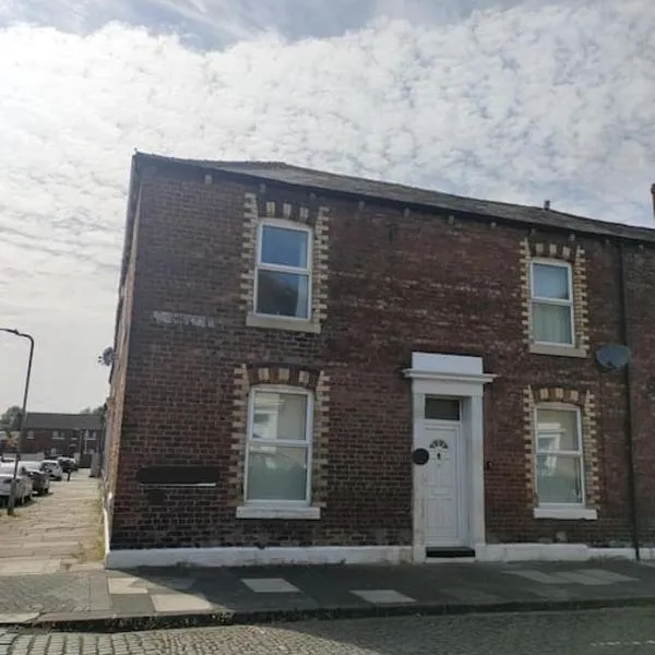 Family Home Near City Centre - New KING bed!, hotel v destinaci Carlisle