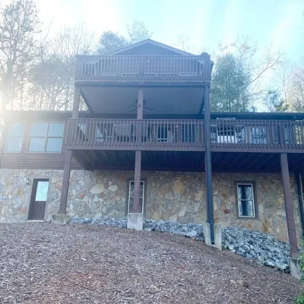 Lure Me Inn - WALK to all resort amenities, hotel in Lake Lure