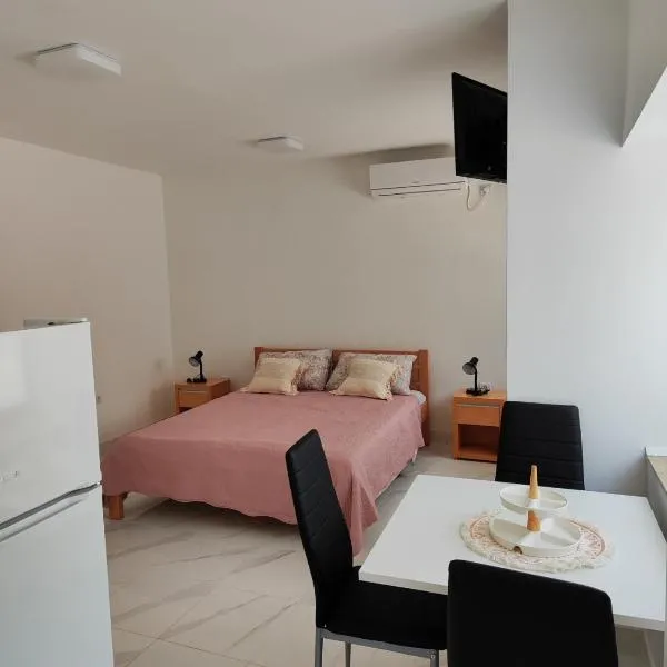 Studio Apartment Klarić, hotel em Drivenik