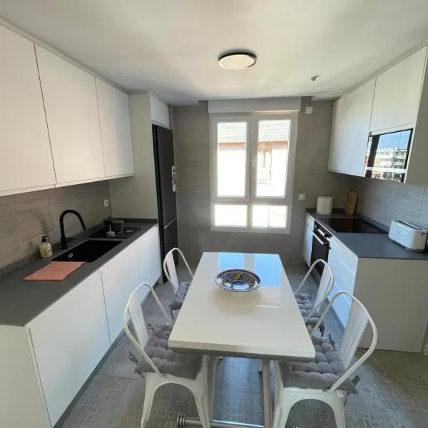 Apartamento Recién Reformado en Somo junto iglesia, hotel v destinácii Somo